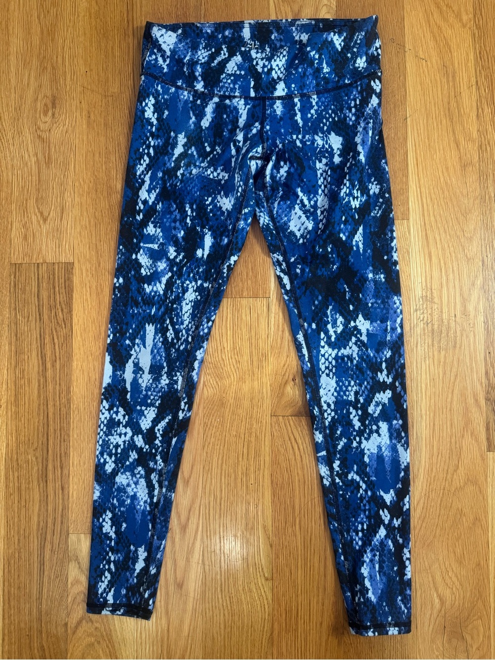 ALO Yoga Blue Snake-Print Capri Leggings - Size Small